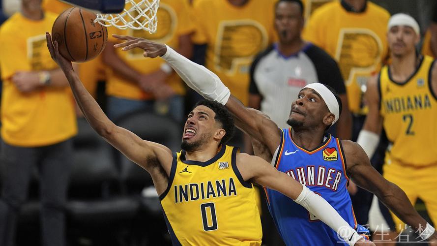 哈利伯顿强攻内线 反手拉杆上篮得分 哈利伯顿强攻内线 反手拉杆上篮得分