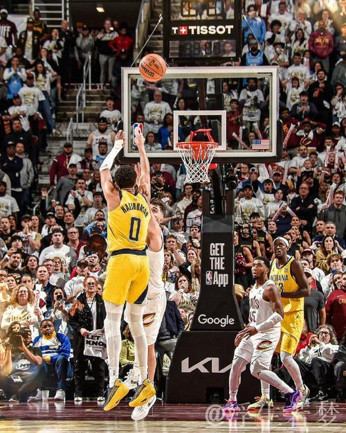 哈利伯顿强攻内线 反手拉杆上篮得分 哈利伯顿强攻内线 反手拉杆上篮得分